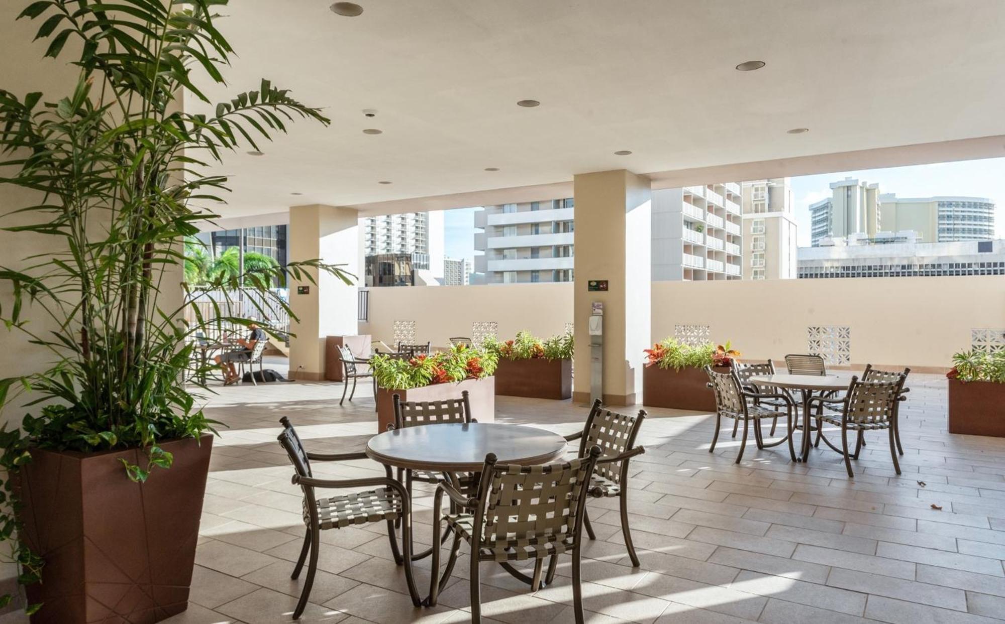 Private One Bedroom Condo, With Corporate Rental Car Savings Code Included, Free Onsite Parking Honolulu Buitenkant foto